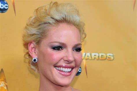 katherine heigl topless|Katherine Heigl poses with topless men in bed, but jokes shes。